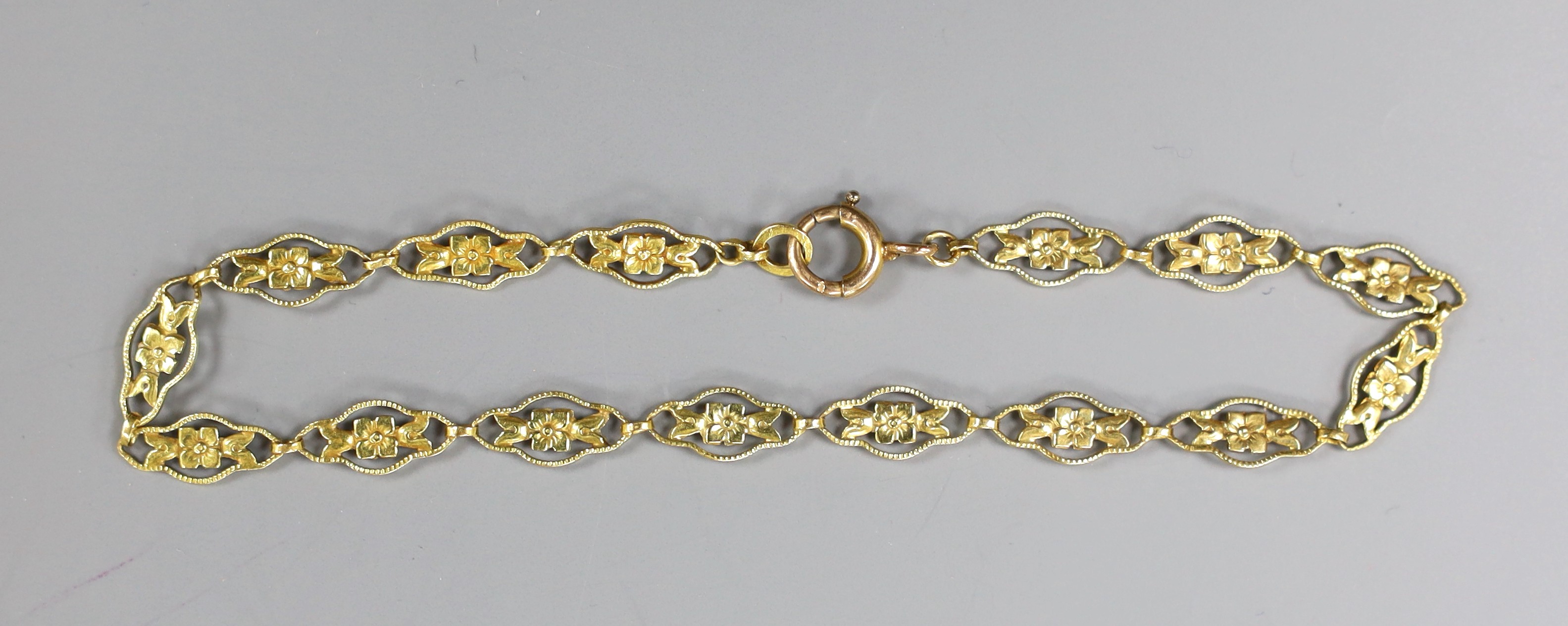 A modern 750 yellow metal pierced link bracelet, 18cm, 3.7 grams.